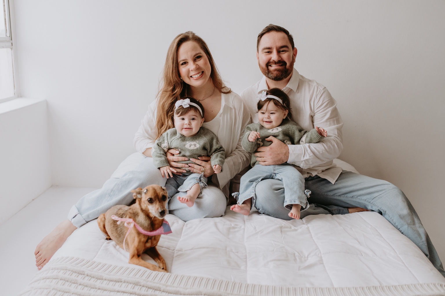 Família reunida com as gêmeas e Cindy