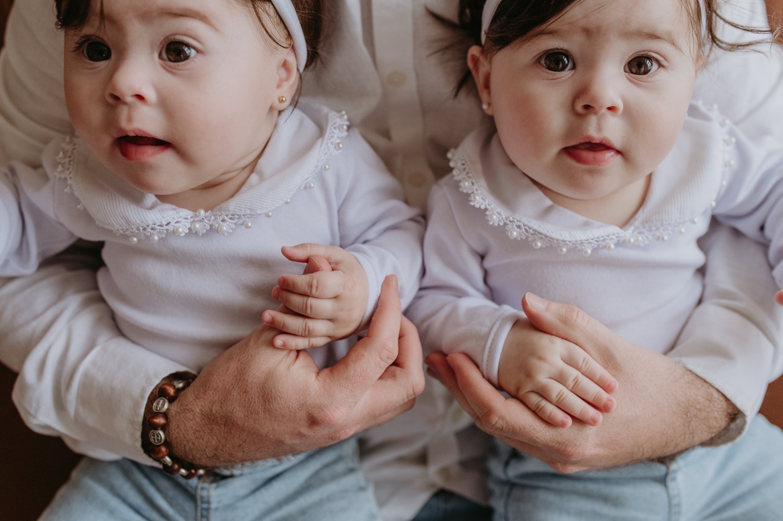 Alice e Ísis de mãos dadas com o pai